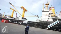 Petugas berjaga didekat KM Caraka Jaya Niaga III-4 yang digunakan sebagai kapal tol laut logistik Natuna di Tanjung Priok, Jakarta Utara, Selasa (25/10). Tol Laut tersebut bertujuan menekan disparitas harga di Natuna. (Liputan6.com/Immanuel Antonius)