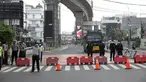 Petugas Polisi dan Dishub menyekat ruas Jalan Simatupang mengarah ke Fatmawati, Jakarta, Sabtu (10/7/2021). Penambahan titik penyekatan jalan seperti ruas Jalan Simatupang, Jalan Antasari, dan Jalan Raya Cijantung untuk mempertegas bahwa Jakarta masih masa PPKM Darurat. (Liputan6.com/Faizal Fanani)