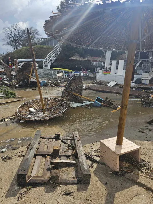 Video menunjukkan mobil-mobil dan van kemping tersapu ke laut di kota resor selatan Tsarevo, tempat pihak berwenang mengumumkan keadaan darurat. (AP Photo/Milena Genadieva)