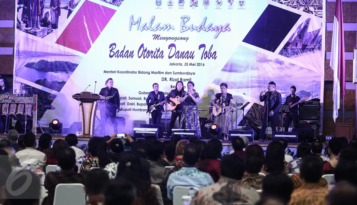 Acara 'Malam Budaya Menyongsong Badan Otorita Danau Toba' di Jakarta, Rabu (25/5). Acara itu memperkenalkan badan otorita yang dibentuk untuk mempercepat pengembangan Danau Toba sebagai destinasi wisata prioritas pemerintah. (Liputan6.com/Faizal Fanani)
