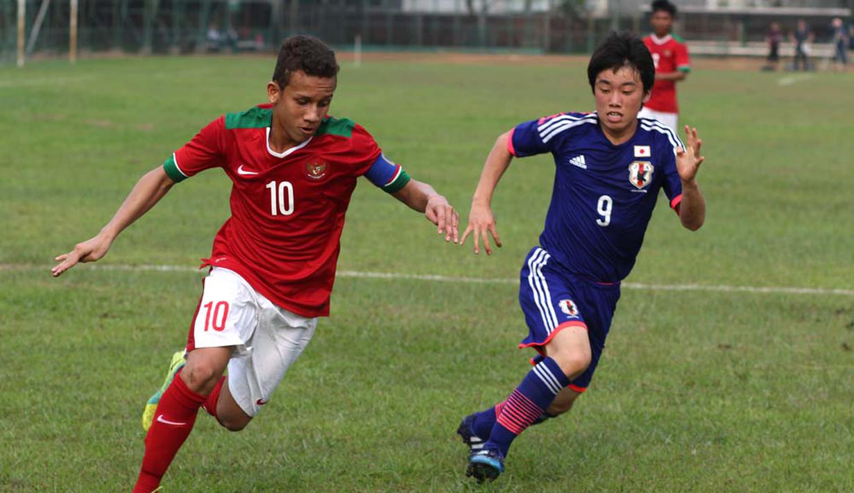 Kapten Timnas Indonesia U16, Egi Maulana, berusaha melewati pemain Jepang U16 saat ujicoba di Lapangan Padepokan Voli Indonesia di Sentul, Bogor, Jawa Barat. Selasa (15/4).