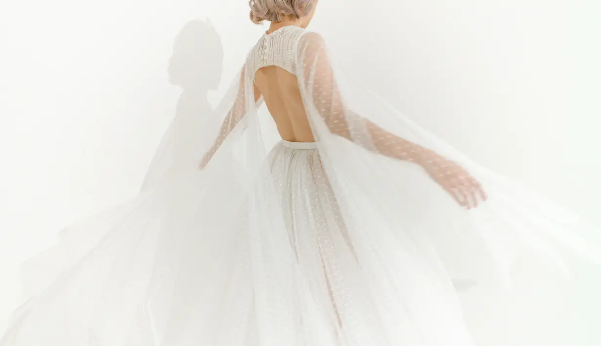 Show ini merupakan dedikasi Bramanta Wijaya untuk mewujudkan harapan mendiang ibunda Winny Kumala. Bramanta Wijaya ingin menyampaikan peran penting dan kecantikan perempuan lewat gaun pengantin sebagai salah satu warisan cerita. Foto: Document/Bramanta Wijaya.