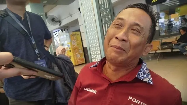 Porter di Stasiun Pasar Senen, Jakarta bernama Kasmari saat ditemui awak media.