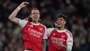 Kemenangan ini membuat Arsenal kokoh di puncak klasemen sementara Premier League musim 2025/2026. Tambahan tiga angka tersebut sekaligus menjadi kemenangan keempat berturut-turut Arsenal di liga musim ini. Tampak dalam foto, pemain Arsenal, Riccardo Calafiori (kiri) dan Piero Hincapie merayakan kemenangan setelah pertandingan lanjutan Premier League musim 2025/2026 melawan Everton di Emirates Stadium, Inggris, Sabtu 14 Maret 2026 waktu setempat atau Minggu (15/3/2026) dini hari WIB. (AP Photo/Kin Cheung)