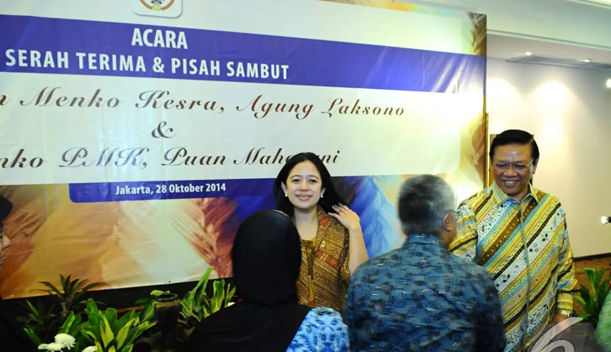 Puan Maharani dan Agung Laksono mendapat ucapan selamat dari tamu yang hadir dalam acara serah terima jabatan Menkokesra, Jakarta, Selasa (28/10/2014). (Liputan6.com/Andrian M Tunay)