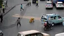 Pejalan kaki menyeberang tidak pada tempatnya di kawasan Slipi, Jakarta, (26/9/14). (Liputan6.com/Johan Tallo) 