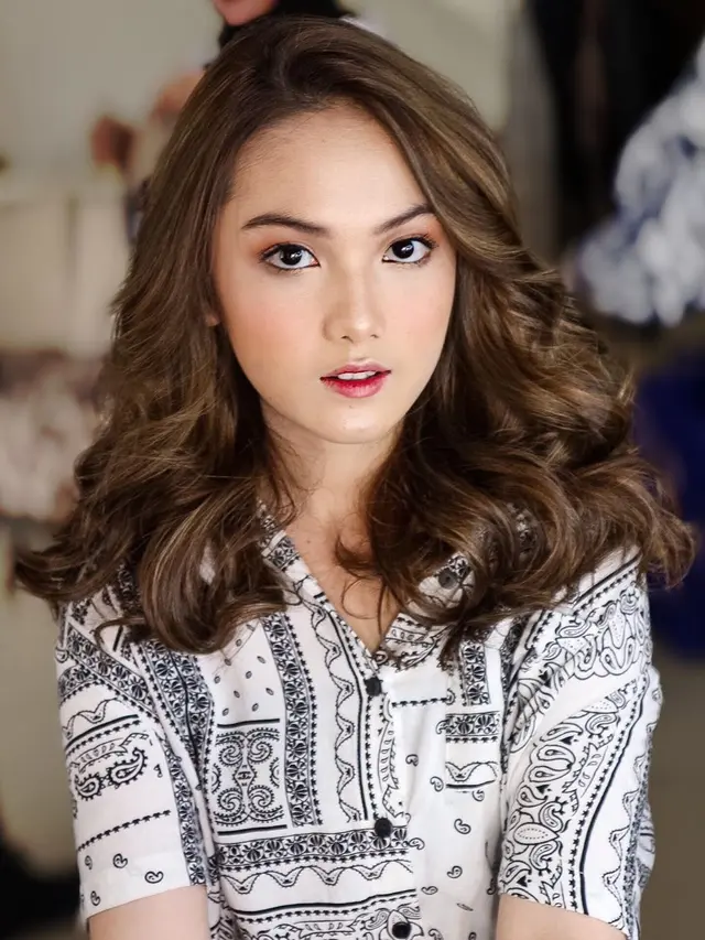 6 Pemotretan Aisyah Aqilah dengan Gaya Rambut Baru Ini Bikin Pangling