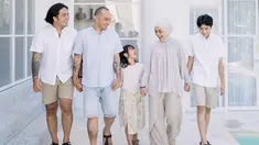 Baru-baru ini, Gary Iskak dan Richa Novisha mengajak anak-anak mereka liburan ke Bali. Mereka terlihat mengunjungi beberapa tempat wisata populer, seperti Garuda Wisnu Kencana Cultural Park dan Luna Beach Club. Sembari menginap di villa mewah nan estetik, mereka menjalani pemotretan keluarga. (Liputan6.com/IG/@richaiskak)