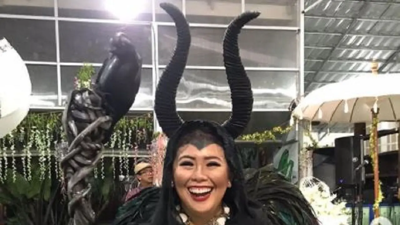 Yenny Wahid mengenakan kostum ala Maleficent