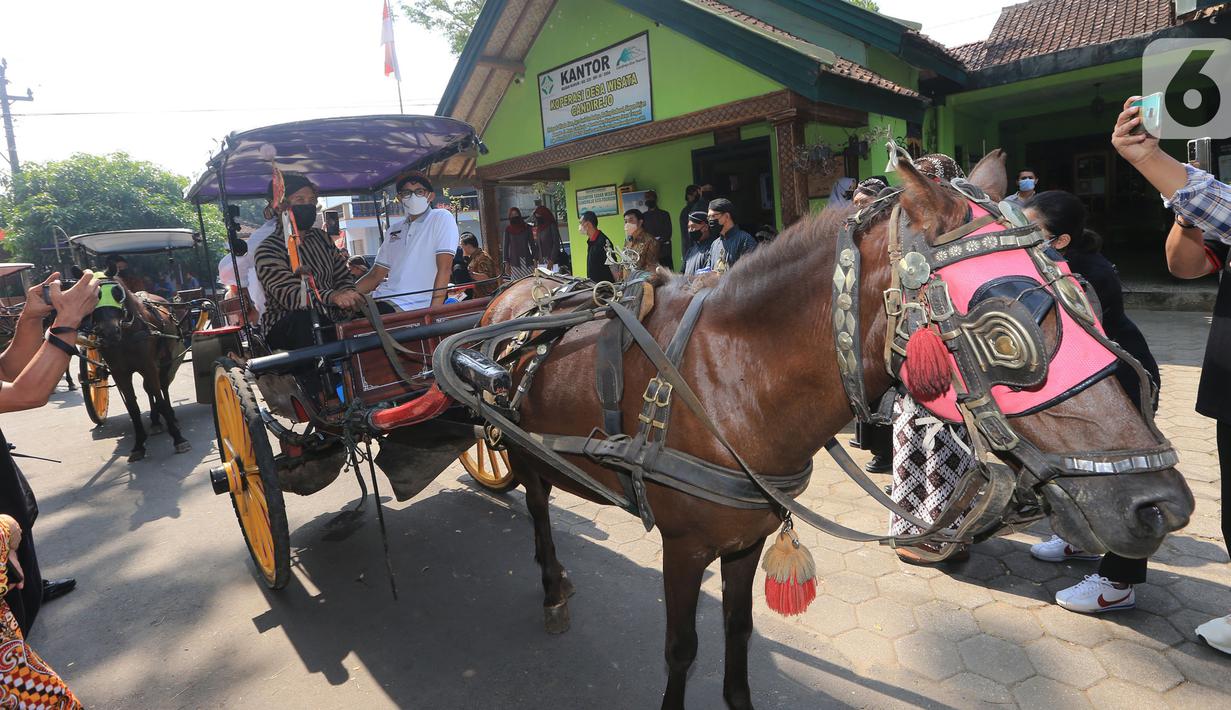 Menparekraf Sandiaga Uno mengunjungi desa wisata dengan naik andong di  Desa Candirejo, Magelang, Jawa Tengah, Jumat (4/6/2021). Desa wisata yang dikenal sebagai simbol budaya jawa juga menghasilkan kerajinan tangan dari batu alam (ulekann, cobek, stupa hiasan). (Liputan6.com/HO/Kemenparekraf)