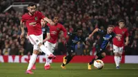 Gelandang Manchester United, Bruno Fernandes mencetak gol dari titik penalti saat bertanding melawan Club Brugge pada leg kedua 32 besar Liga Europa di Old Trafford, Inggris, Kamis, (27/2/2020). MU menang telak 5-0 atas Club Brugge. (AP Photo/Dave Thompson)