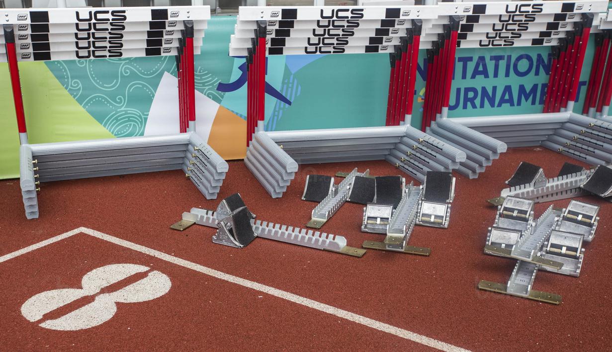 Sejumlah perlengkapan untuk lomba lari mulai disediakan di Stadion Utama Gelora Bung Karno, Jakarta, Jumat (9/8/2018). Lokasi ini akan dijadikan venue dari invitation tournament cabang atletik. (Bola.com/Vitalis Yogi Trisna)