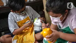 Anak-anak mewarnai boneka karakter kartun di Saung Art Gallery, Pondok Cabe, Tangerang Selatan, Banten, Kamis (6/1/2022). Selain menjadi sarana edukasi, boneka berbahan gipsum yang dapat digunakan sebagai celengan ini dijual dengan harga Rp 20 ribu-Rp 40 ribu per buah. (Liputan6.com/Faizal Fanani)