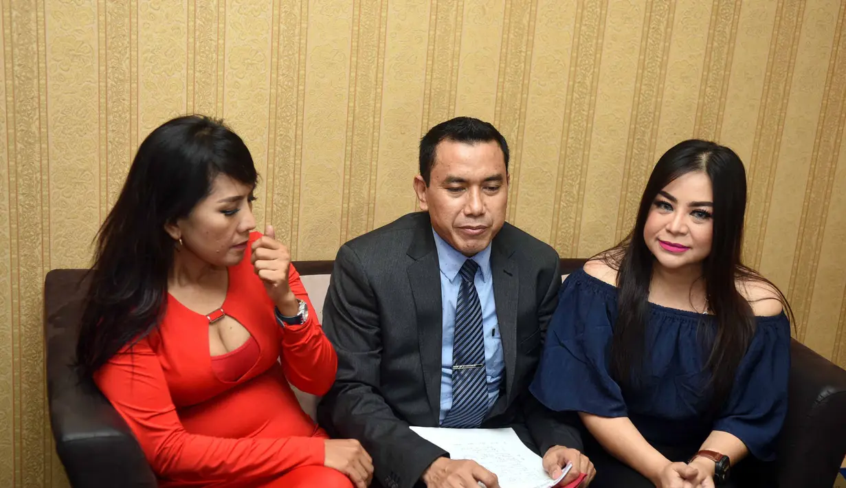 Kini, pemilik goyang patah-patah itu kembali memperkarakan Sandy Tumiwa melalui jalur perdata. Ia tidak sendiri menderita kerugian, tapi banyak yang jadi korban. Ia marasa masih harus ada yang dipertanggung jawabkan oleh Sandy. (Nurwahyunan/Bintang.com)