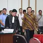 Basuki Tjahaja Purnama atau Ahok berjalan menuju kursi terdakwa untuk menjalani sidang lanjutan di Auditorium Kementan, Jakarta, Selasa (21/2). JPU menghadirkan empat saksi ahli dalam sidang ke sebelas hari ini. (Liputan6.com/Yuniadhi Agung/Pool)