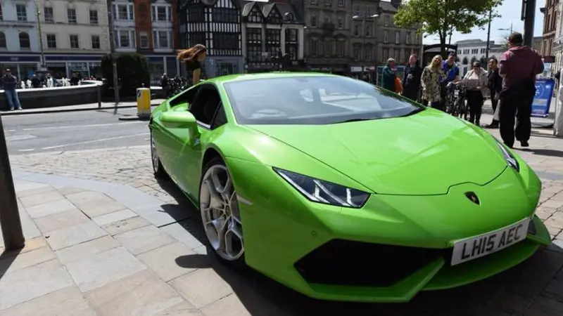 Inggris Jadi Negara Pertama yang Pakai Taksi Lamborghini