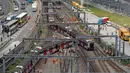 Regu penyelamat berada di lokasi tergelincirnya kereta metro atau Mass Transit Railway (MTR) di Stasiun Hung Hom, Hong Kong, Selasa (17/9/2019). Beberapa penumpang dilaporkan mengalami luka-luka dalam insiden yang penyebabnya masih dalam penyelidikan tersebut . (AP Photo/Kin Cheung)