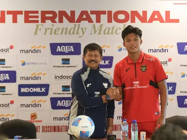 Pelatih Indra Sjafri bersama pemain belakang Timnas Indonesia U-22, Kadek Arel, berpose depan media pada sesi konferensi pers jelang pertandingan uji coba melawan Mali, Jakarta, Jumat (14/11/2025). Timnas Indonesia U-22 akan melakoni dua laga uji coba melawan Mali. (Bola.com/Abdul Aziz)