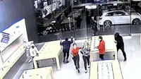 Perampok Jarah Belasan iPhone dalam 12 Detik Saja!