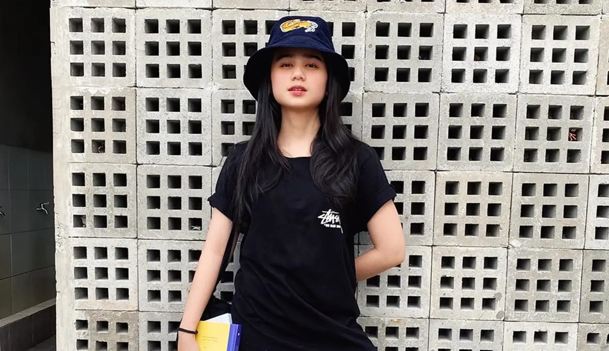 Gaya casual Tissa Biani dengan kaus berwarna hitam ini ia padupadankan dengan sebuah topi berwarna senada. Meski berpenampilan menggunakan busana gelap, akan tetapi penampilannya ini tetap terlihat manis. (Liputan6.com/IG/@tissabiani)