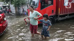 Genangan air berdampak pada kemacetan arus lalu lintas di sepanjang jalan raya Kamal, Cengkareng, Jakarta Barat. (Liputan6.com/Angga Yuniar)