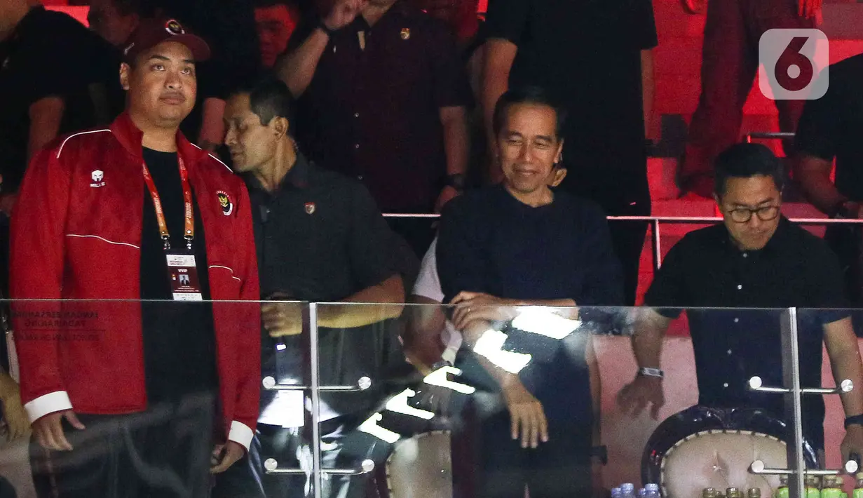 Keduanya datang bersamaan saat laga memasuki awal game kedua. (Liputan6.com/Herman Zakharia)