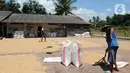 Buruh tani menjemur gabah di kawasan Tanjung Sari, Kabupaten Bogor, Jawa Barat, Senin (14/3/2022). Sejak sepekan terakhir, harga gabah kering giling di tingkat petani naik dari Rp 4.400 menjadi Rp 4.600 per kilogram. (merdeka.com/Arie Basuki)