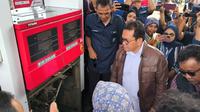 Mendag Budi Santoso saat ekspos SPBU menyalahi aturan di Kecamatan Baros Kota Sukabumi, Rabu (19/2/2025). (Liputan6.com/Fira Syahrin).