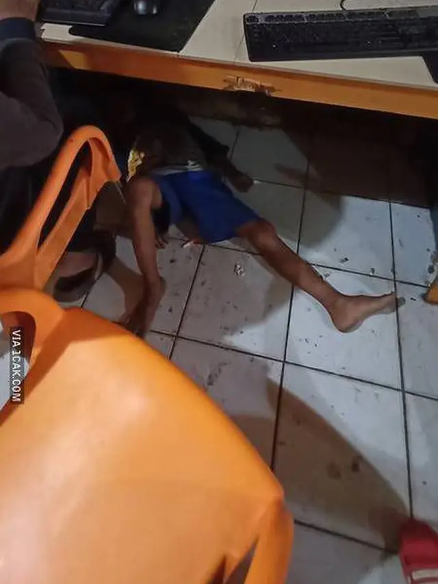 6 Tingkah Anak-Anak Rebahan di Sembarang Tempat Ini Absurd, Kocak