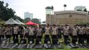 Sejumlah petugas kepolisian berjaga saat Aksi 212 - Jilid 2 di Kompleks Parlemen, Senayan, Jakarta, Senin (20/2). Kurang lebih 10 ribu Pasukan Prajurit Gabungan TNI-Polri di terjunkan saat Aksi tersebut. (Liputan6.com/Johan Tallo)