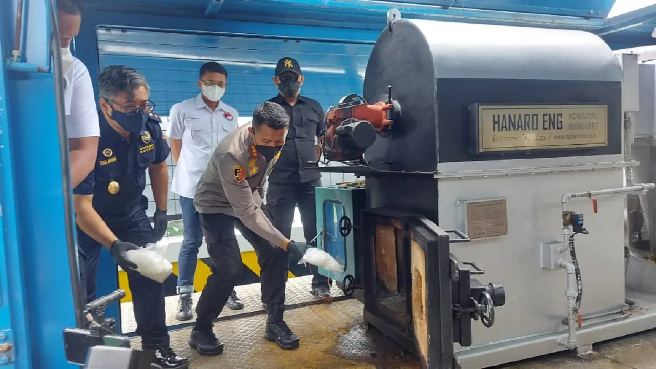 Polisi memusnahkan narkoba jenis pil Happy Five seberat 14,8 kilogram di Bandara Soekarno-Hatta (Soetta), Tangerang, Banten, yang merupakan barang bukti hasil tangkapan Polresta Bandara Soetta.