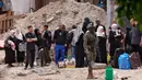 Dengan kawalan ketat militer Israel, warga Palestina membawa barang-barang mereka meninggakan kamp pengungsi Tulkarem. (Jaafar ASHTIYEH/AFP)