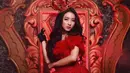 Coba lihat foto yang satu ini, Wilona terlihat begitu cantik dengan mengenakan gaun warna merah. Penampilannya semakin sempurna dengan hiasan mahkota di kepalanya. (Foto: instagram.com/natashawilona12)