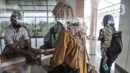 Calon penumpang membeli tiket sebelum menggunakan LRT di Stasiun Velodrome, Rawamangun, Kamis (24/3/2022). Pemprov mengusulkan kepada DPRD DKI Jakarta terkait penetapan tarif integrasi transportasi Transjakarta, MRT dan LRT Jakarta sebesar Rp 10.000 (merdeka.com/Iqbal S Nugroho)