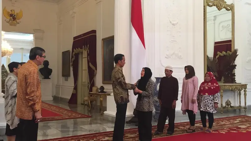 Presiden Joko Widodo atau Jokowi bertemu dengan Siti Aisyah di Istana Merdeka, Jakarta, Selasa (12/3/2019). (Liputan6.com/Lizsa Egeham)