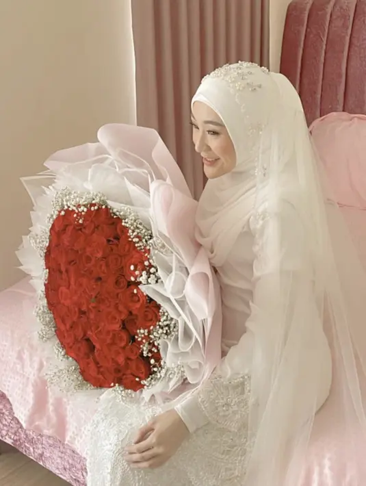 Larissa juga mengebalam veil panjang di atas kerudung putihnya. Di bagian atas veil dihiasi payetan. [@larissachou]