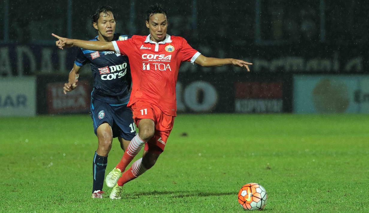 Gelandang Persija, Novri Setiawan, melewati hadangan gelandang Arema, Adam Alis, pada laga Piala Presiden 2017 di Stadion Kanjuruhan, Malang, Sabtu (11/2/2017). Arema bermain imbang 1-1 melawan Persija. (Bola.com/Reza Bachtiar)