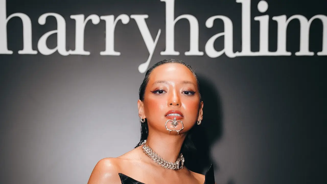 Parade Busana Dark dan Dramatis dari Cinta Laura, Adinia Wirasti, hingga Chicco Jericho di Show Harry Halim