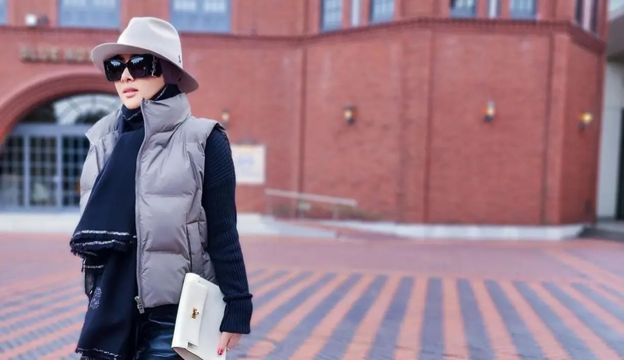 Syahrini memang sangat fashionable. Ia melek akan gaya penampilan yang kece. Gayanya dengan topi koboi pun menjadi salah satu penampilan favoritnya. Ya, Syahrini memang suka liburan dengan pakai topi koboi yang kian memperlihatkan sisi glamornya. (Liputan6.com/IG/princessyahrini)
