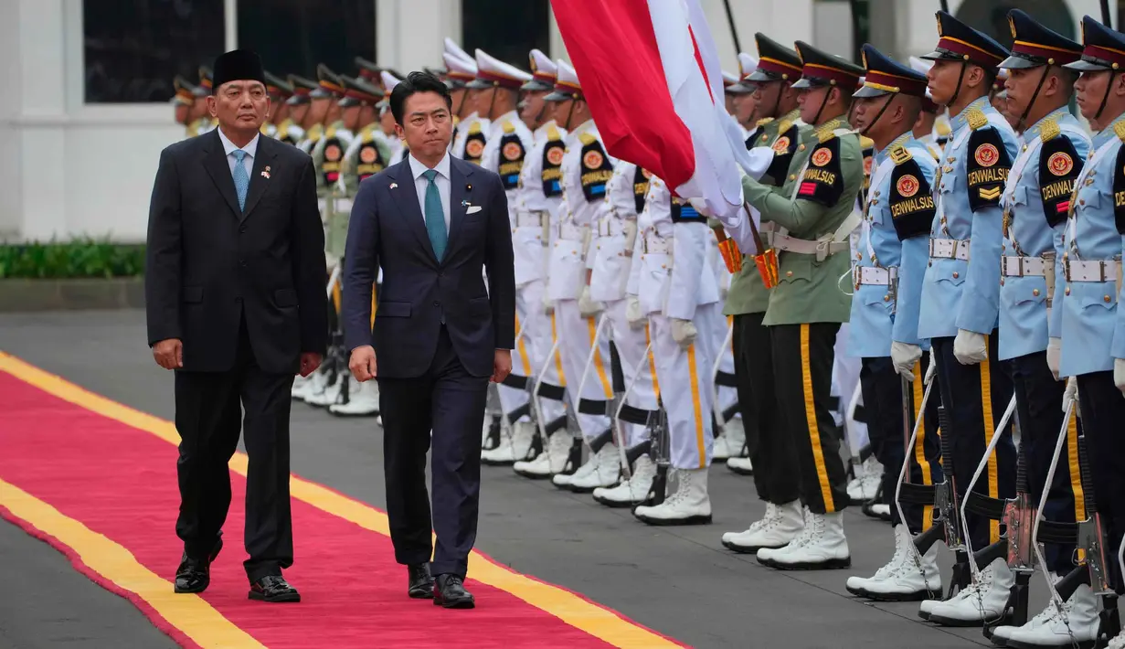 Menteri Pertahanan Republik Indonesia, Sjafrie Sjamsoeddin (kiri), bersama Menteri Pertahanan Jepang Shinjiro Koizumi memeriksa barisan kehormatan selama upacara penyambutan di Jakarta, Senin 4 Mei 2026. Menteri Pertahanan Republik Indonesia, Sjafrie Sjamsoeddin, menerima kunjungan kehormatan Menteri Pertahanan Jepang, Shinjiro Koizumi, di kantor Kementerian Pertahanan, Jakarta. (AP Photo/Achmad Ibrahim)