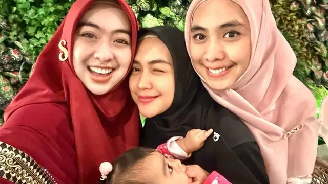 6 Potret Ria Ricis dan Teuku Ryan Buka Bersama Keluarga Besar, Tepis Isu Renggang
