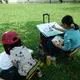 Memberi anak kertas atau papan gambar agar mereka menuangkan inspirasi langsung dari lingkungan sekitar. (Foto: Arthur Tseng/Unsplash)