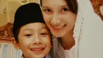 Ini adalah foto masa kecil Darma Mangkuluhur bareng ibundanya. Pria dengan nama lengkap Darma Mangkuluhur Hutomo ini sering unggah foto kebersamaannya bareng ibundanya di momen tertentu, salah satunya hari ibu. Pamer senyuman manis, ibu dan anak ini makin mirip. Beranjak dewasa, Darma dan Tata Cahyani bak kakak adik karena Tata awet muda di usia 48 tahun. (Liputan6.com/IG/@darmamh)