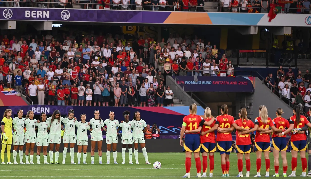 Pemain depan Timnas Portugal dan Liverpool, Diogo Jota meninggal dunia. Tampak dalam foto, para pemain tim Spanyol dan Portugal mengheningkan cipta selama satu menit untuk memberi penghormatan kepada penyerang Liverpool asal Portugal, Diogo Jota, menjelang pertandingan sepak bola UEFA Women's Euro 2025 Grup B antara Spanyol melawan Portugal di stadion Wankdorf di Bern, Jerman pada tanggal 3 Juli 2025. (SEBASTIEN BOZON/AFP)