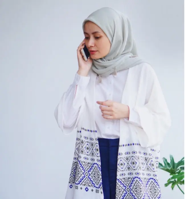 Mix and match busana putih untuk cewek hijab. (dhaturembulan/instagram)
