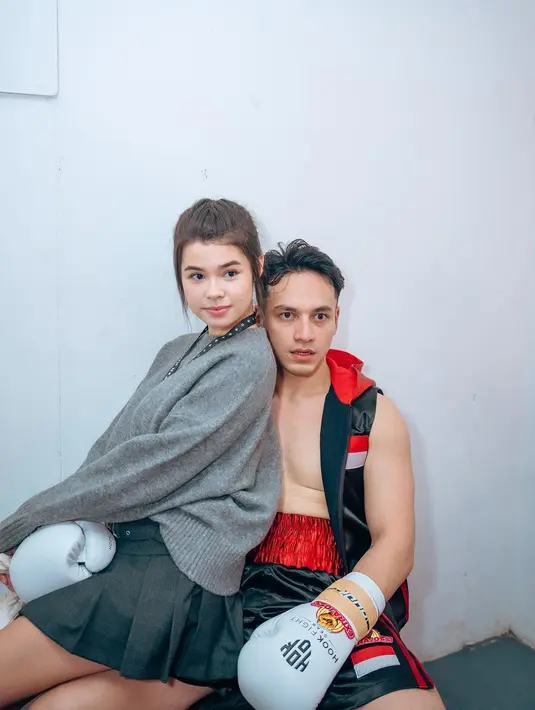 Kehadiran orang-orang tercinta menjadi support system bagi pemeran Ahmad Notosastro  dalam film Habibie & Ainun 3 ini. Maria tampak bersama Jefri sebelum naik panggung.[Instagram/the.placebeyondthepine]