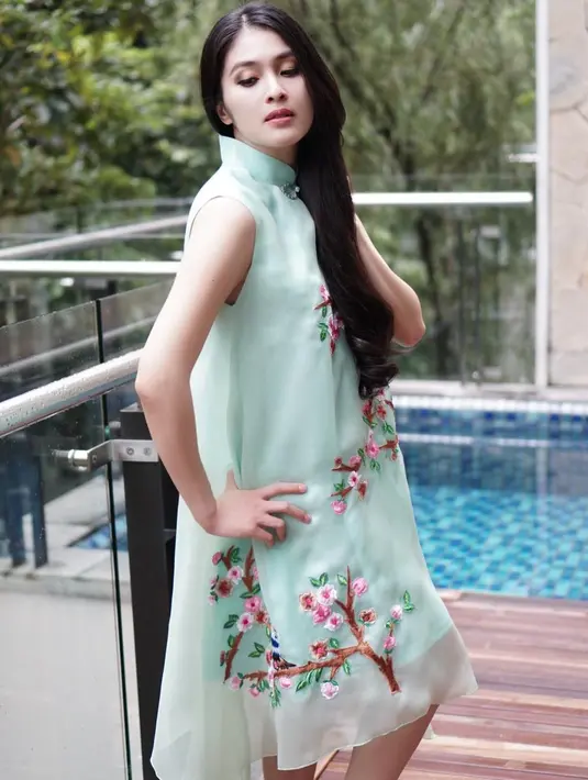 Sandra Dewi terlihat begitu cantik saat mengenakan baju cheongsam. Ia tampak menawan dengan rambutnya yang dibiarkan terutai. (Foto: instagram.com/sandradewi88)