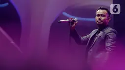 Penyanyi Judika tampil dalam konser yang bertajuk 'Rindu Kamu yang Dulu' di The Pallas SCBD, Jakarta, Jumat (14/2/2020). Dalam penampilannya Judika membawakan 10 lagu diantaranya, Sampai Akhir, Sampai Kau Jadi Milikku, dan Malaikat. (Liputan6.com/Faizal Fanani)