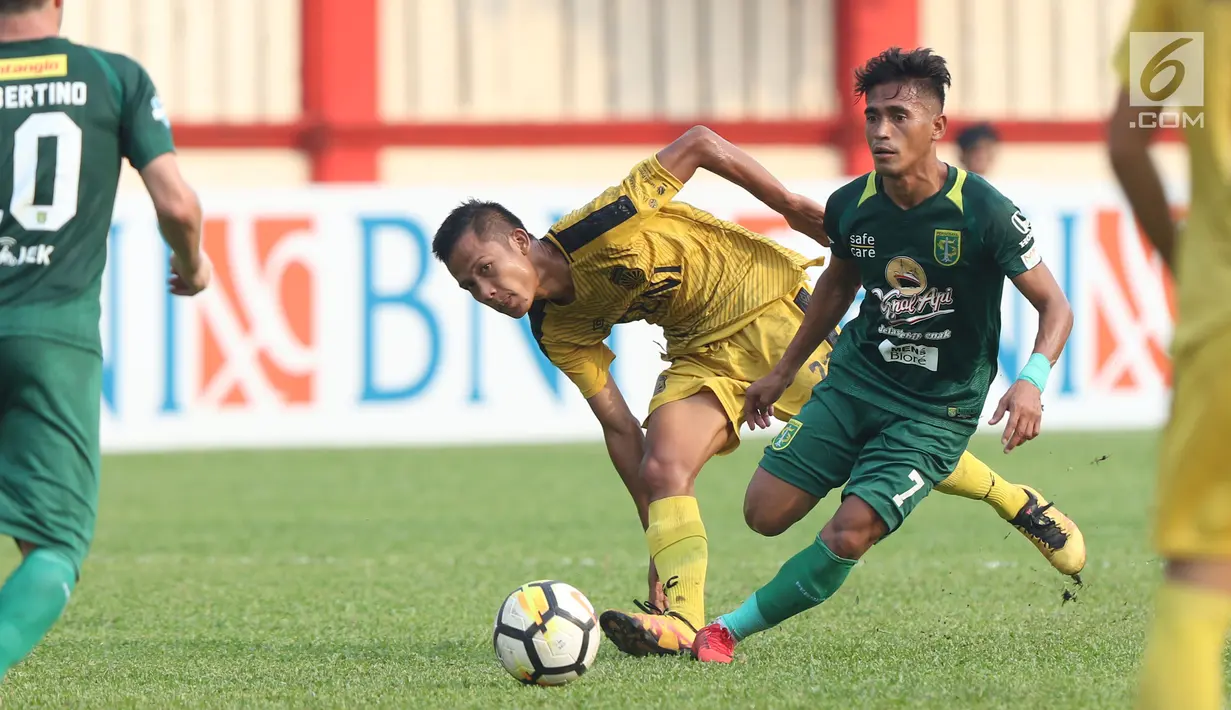 Pemain Persebaya, M Sidik (kanan) berebut bola dengan pemain Bhayangkara FC pada lanjutan Go-Jek Liga 1 Indonesia bersama Bukalapak di Lapangan PTIK, Jakarta, Rabu (11/7). Babak pertama, Bhayangkara FC unggul 2-1. (Liputan6.com/Helmi Fthriansyah)