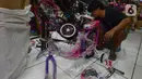 Penjaga toko sedang merakit sepeda di toko sepeda Kramat Jati, Jakarta, Selasa (7/12/2021). Pandemi Covid-19 yang sedang terjadi membuat tren olahraga bersepeda semakin banyak diminati mulai dari anak-anak hingga orang dewasa dan lanjut usia. (merdeka.com/Imam Buhori)